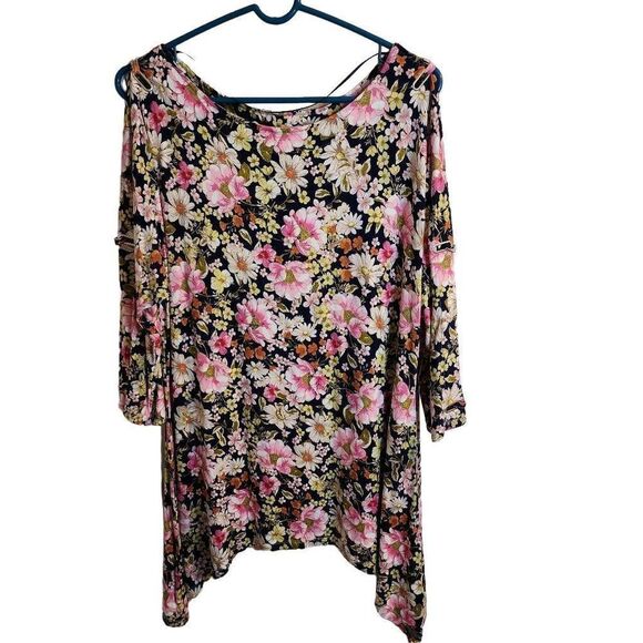 Cable & Gauge Large Spring Floral Cold Shoulder Sharkbite Hem 3/4 Sleeve Top - Picture 1 of 8